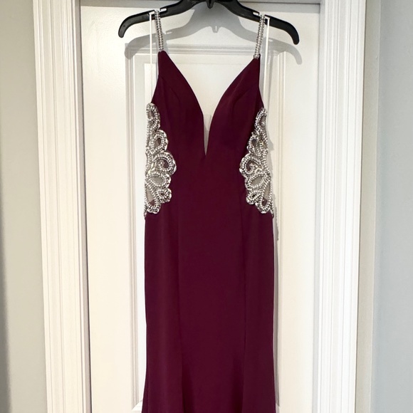 WINE COLORED, LONG MERMAID DRESS WITH SIDE CUT OUTS. - Picture 1 of 6